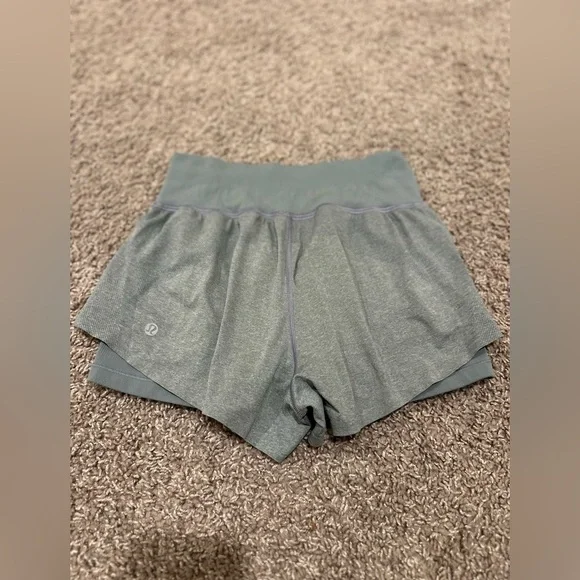 Lululemon Seamless Moves Short 2.5” Magnet Grey , size 4 - Picture 6 of 9